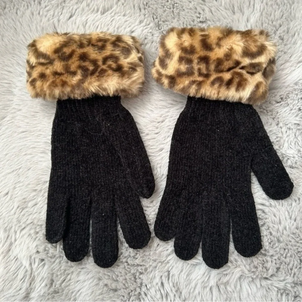 ✨NWOT winter ❄️ black leopard 🐆 snow knit gloves 🧤